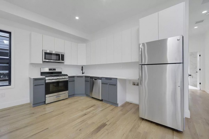 E 39th St 586,Brooklyn,New York 11203,Sold,586,1179